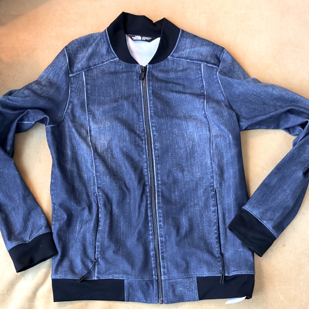 North face lightweight. Zip up jacket.